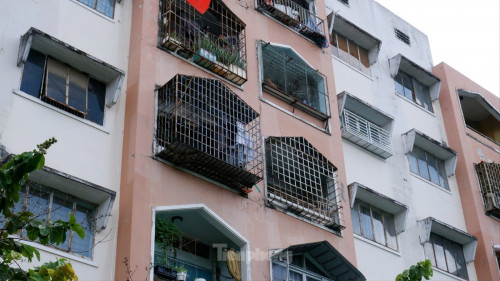 Cảnh sát ra quân tháo lồng sắt