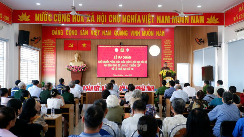 Cảnh sát ra quân tháo lồng sắt