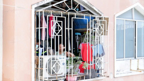 Cảnh sát ra quân tháo lồng sắt