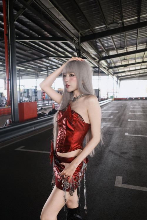 Lamoon Diễm Hằng đang biểu diễn.