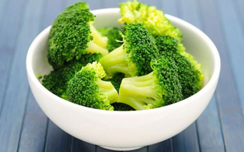 Người đàn ông và bông cải xanh