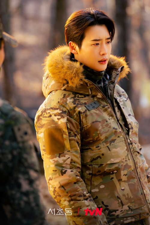 Lee Jong Suk trong bộ suit