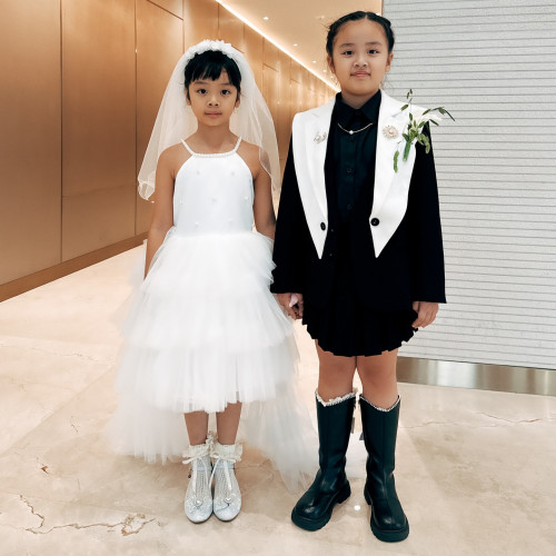Cindy Lư và Đạt G cắt máu thể hiện sự gắn bó