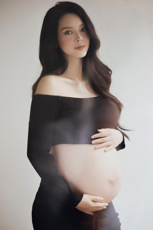 Quỳnh Lương mang thai