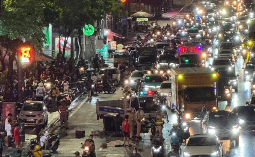 Hà Nội: Cô gái trẻ tử vong thương tâm sau va chạm với xe khách trên đường Trần Phú - Ảnh 1.