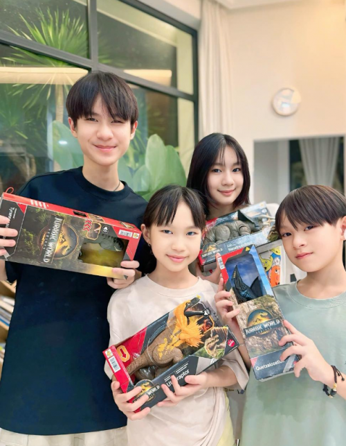 Gia đình Lý Hải - Minh Hà ăn mừng sinh nhật 9 tuổi của con út Mio
