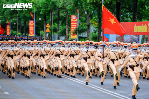 Bước chân thép giữa nắng lửa của nữ đặc nhiệm trước lễ diễu binh 2/9 - Ảnh 12.