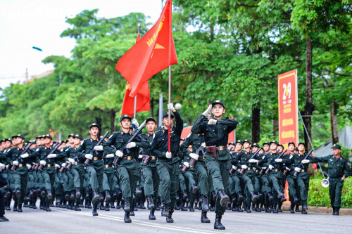 Bước chân thép giữa nắng lửa của nữ đặc nhiệm trước lễ diễu binh 2/9 - Ảnh 1.