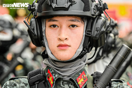 Bước chân thép giữa nắng lửa của nữ đặc nhiệm trước lễ diễu binh 2/9 - Ảnh 6.