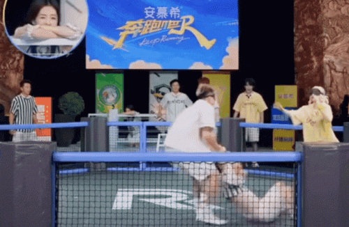 Kinh hãi clip 1 nam ca sĩ 9X bị kéo lề, siết cổ trong show truyền hình- Ảnh 1.