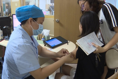 Có nên tiêm vắc xin HPV khi đang sốt, ho, trong người mệt mỏi?- Ảnh 2.