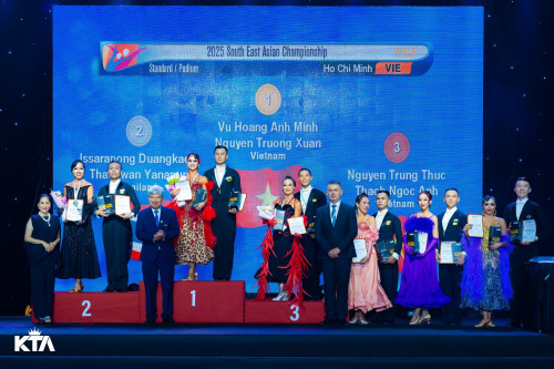 Cặp đôi trên bục nhận huy chương - Ảnh 2.