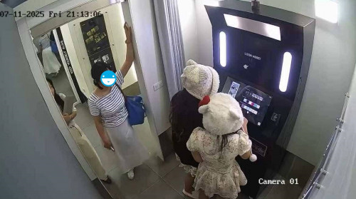 Khách Hàn gây xôn xao tại quán photobooth - Ảnh 1.