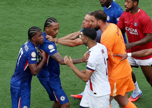 HLV Luis Enrique và hành vi tát cầu thủ