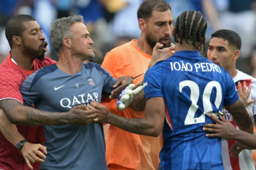 Pedro ra sân sau khi bị tát