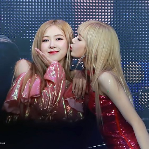 BLACKPINK sang Mỹ bão hơn: Rosé - Lisa trao nụ hôn tình tứ