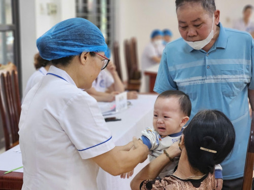 Trẻ em khám bệnh - Ảnh 1.