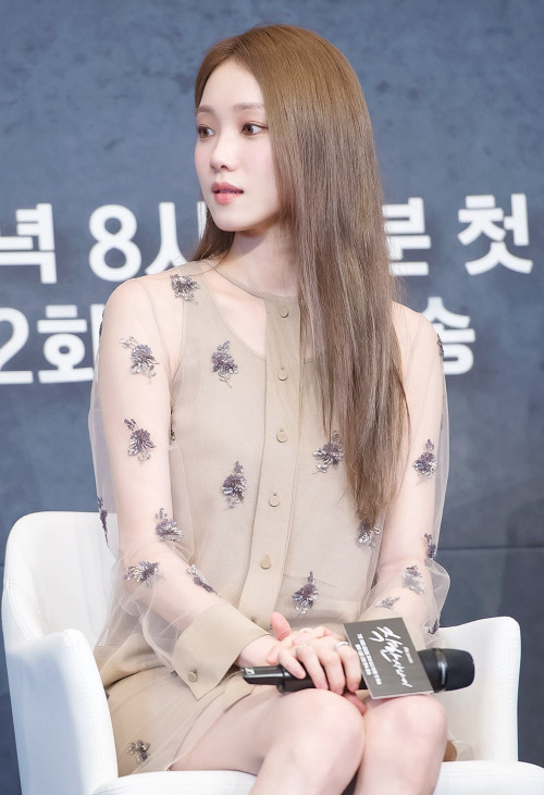 Lee Sung Kyung tại buổi họp báo ra mắt phim The Nice Guy.