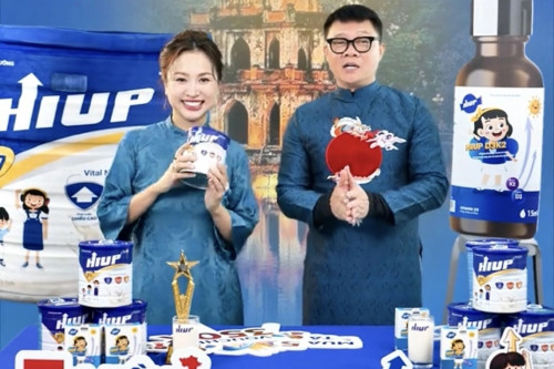 MC Thanh Vân và BTV Quang Minh quảng cáo sữa Hiup