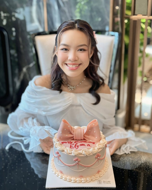 Elyza, 16 tuổi, cao vượt trội, không chỉ học giỏi mà còn rất xinh xắn