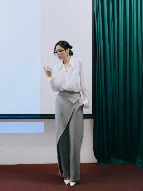 Phong cách quần ống rộng.