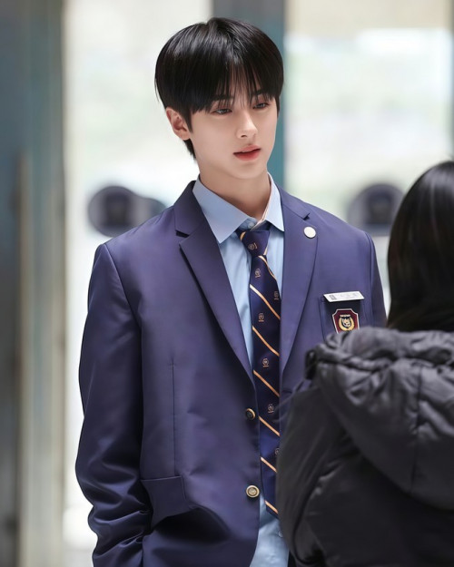 Kim Min Kyu trong vai Cha Jin Wook