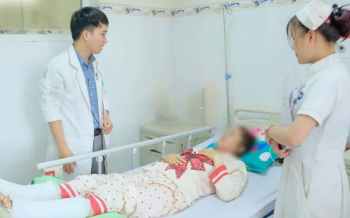 Rơi thang máy từ độ cao 4 mét, người phụ nữ gây cột sống và hai gót chân- Ảnh 1.
