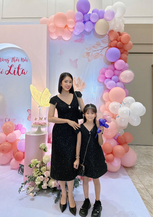 Lê Phương đưa con gái dự tiệc, lời nhắn giản dị khiến khán giả xúc động.