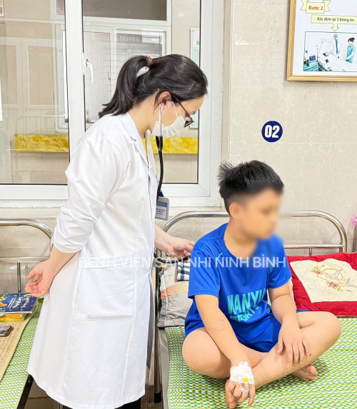 Ninh Bình: 2 trẻ nhập viện nghi do ngộ độc khí trong ô tô sau 1 giờ trên xe.