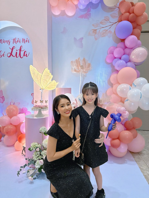 Lê Phương đưa con gái dự tiệc, lời nhắn giản dị khiến khán giả xúc động.