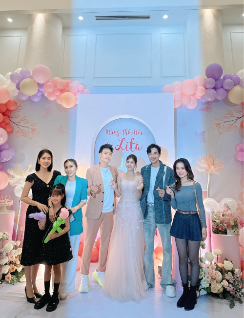Lê Phương đưa con gái dự tiệc, lời nhắn giản dị khiến khán giả xúc động.