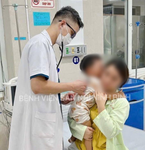 Ninh Bình: 2 trẻ nhập viện nghi do ngộ độc khí trong ô tô sau 1 giờ trên xe.