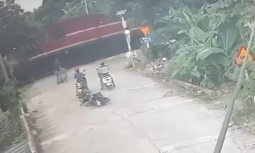 Anh Nam kéo cháu bé lại ngay trước khi đoàn tàu lao qua