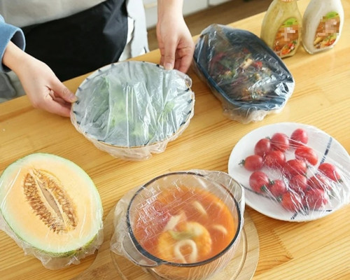 Sử dụng màng bọc thực phẩm khi còn nóng