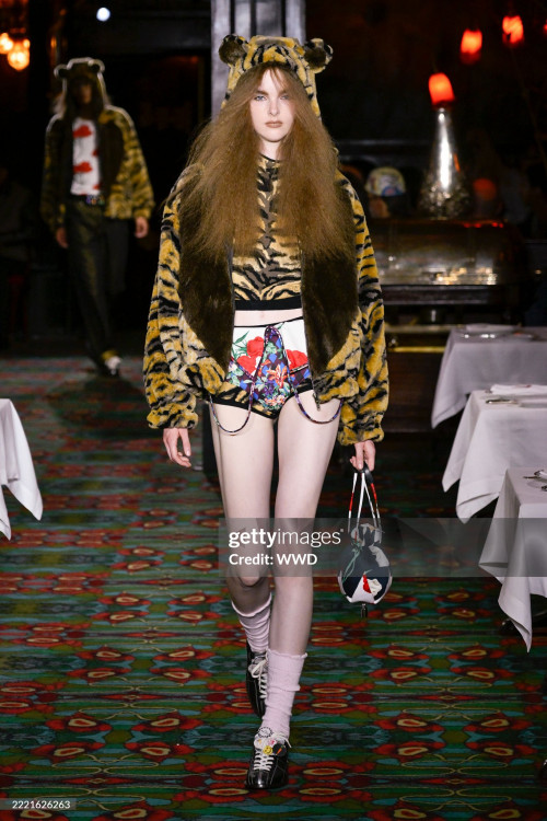 Model được Catie makeup trong show diễn Kenzo
