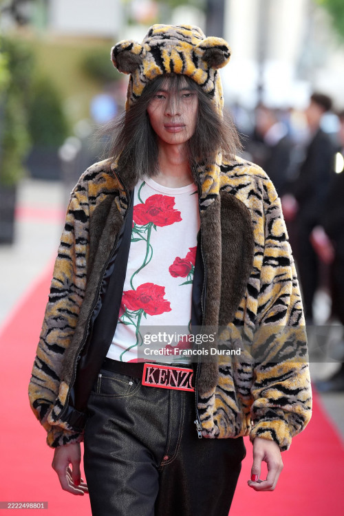 Model được Catie makeup trong show diễn Kenzo
