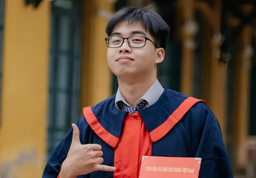 Nguyễn Việt Hương - Thủ khoa khối A01 và D01