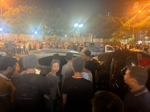 Hà Nội: Hiện trường kinh hoàng vụ ô tô tông liên hoàn 2 xe con và 5 xe máy khiến 1 người tử vong, nhiều người bị thương- Ảnh 3.