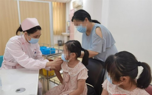 Khi nào nữ giới dưới 15 tuổi cần tiêm 3 mũi vắc xin HPV?