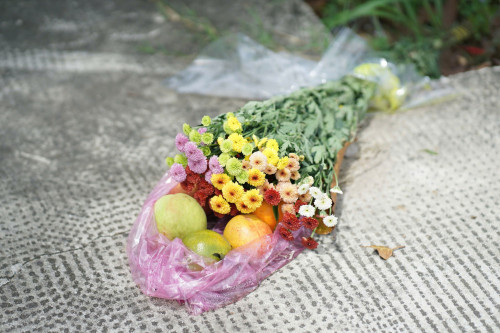 Người dân thắp hương