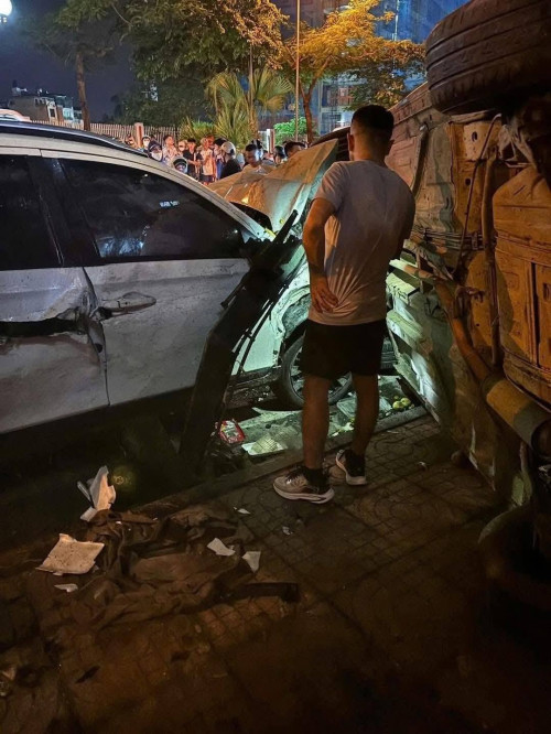 Tai nạn giao thông tại Hà Nội - Ảnh 4.