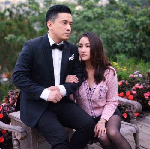 Mẹ chăm sóc em bé, con gái đầu lòng của vợ chồng Lam Trường - Yến Phương.