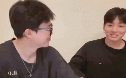 Jimin - Jungkook (BTS) thảo luận 18+ trước mặt fan - Ảnh 1.