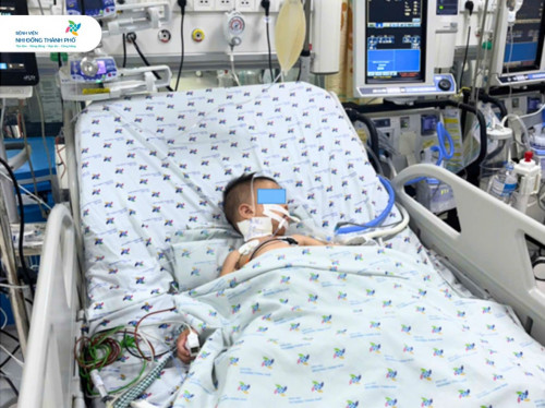 Bé trai 23 tháng tuổi nguy kịch vì bệnh