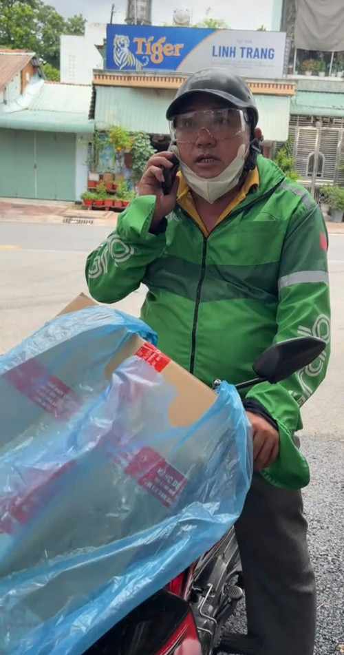 Phùng Ngọc livestream bán hàng