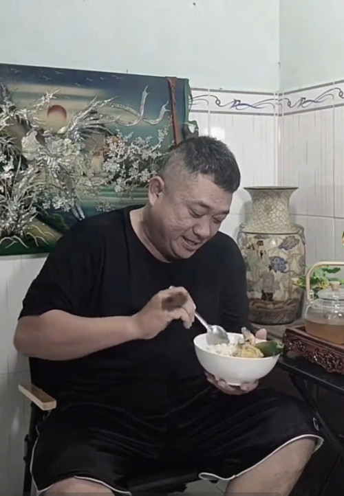Phùng Ngọc trong căn phòng nhỏ