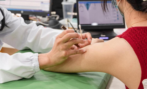 Tiêm vắc xin HPV xong có được “làm chuyện ấy” không?