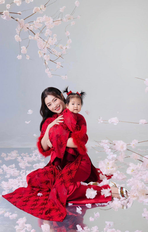 Diễn viên Thanh Trúc và con gái.