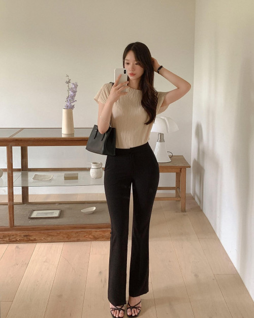 Áo màu be phối quần đen