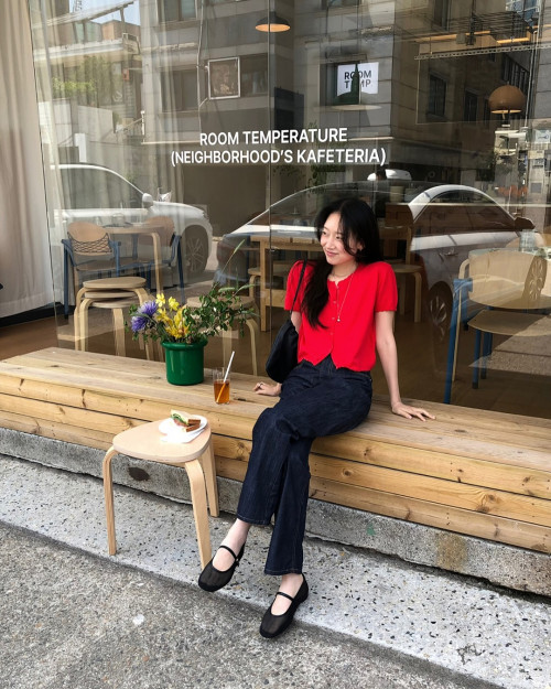 Áo màu nổi phối quần đen